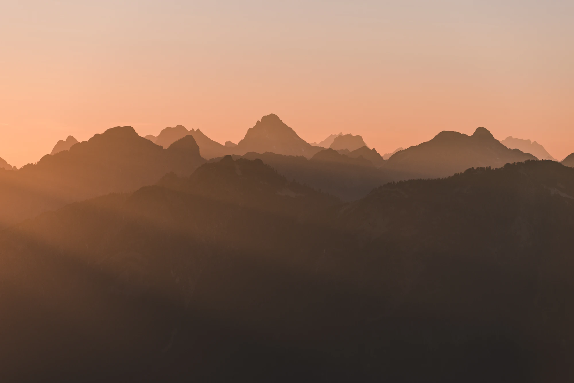 Cordillera al amanecer con luz dorada